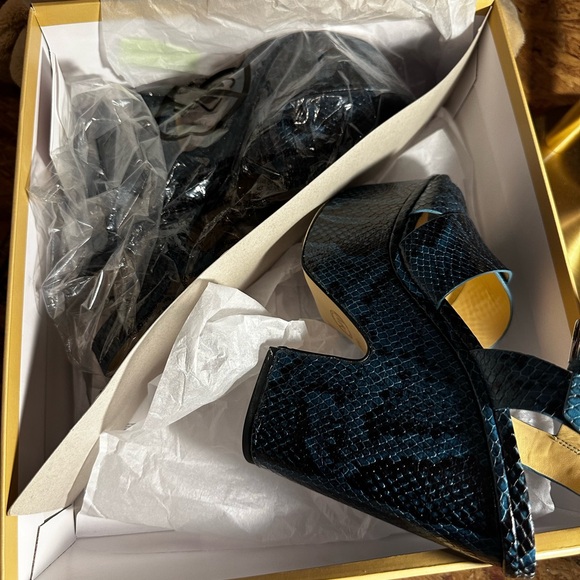 Michael Kors Divia Wedge Embossed Leather shoe in a size 8.5. Color: Luxe Teal - Picture 7 of 7